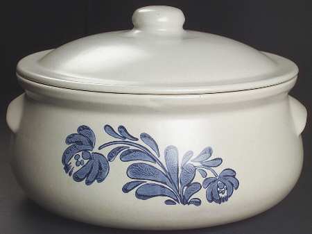 Yorktowne 3 Quart Round Covered Casserole