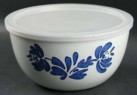Yorktowne 9" Metal Mixing Bowl & Plastic Lid