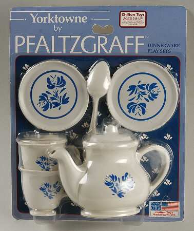 Yorktowne (7 Piece) Plastic Child's Tea Set