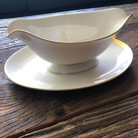 Elegance Gravy Boat with Attached Underplate