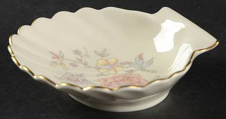 Georgian Manor Shell Shaped Dish