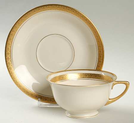 PIC1 Footed Cup & Saucer Set