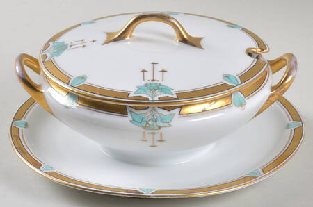 PIC5 Round Sauce Boat w/Attached Underplate & Lid by Pickard