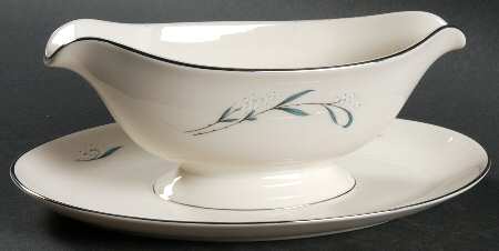 Snowberry Gravy Boat with Attached Underplate