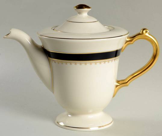 Washington Tea/Coffee Pot & Lid by Pickard