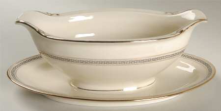 PIR18 Gravy Boat with Attached Underplate