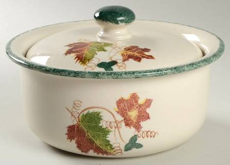 New England 2.5 Qt Round Covered Casserole