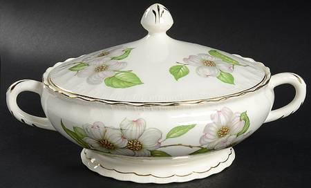 Dogwood (Shell Edge) Round Covered Vegetable