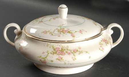 Gwendolyn Round Covered Vegetable