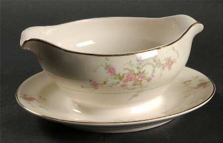 Gwendolyn Round Gravy Boat/Attached Underplate