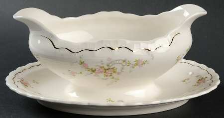 Leon Gravy Boat with Attached Underplate