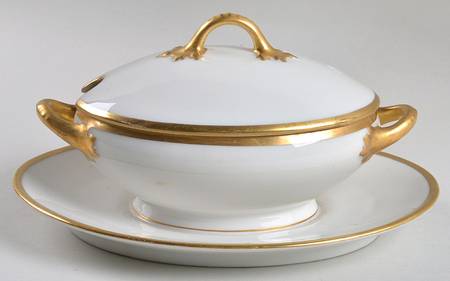 The Calais Gravy Boat w/Attached Underplate & Lid