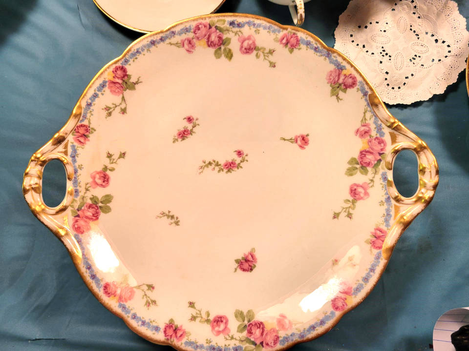 POY22 Handled Cake Plate