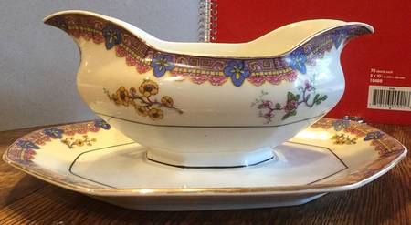 POY56 Gravy Boat with Attached Underplate