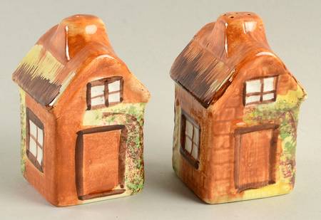 Ye Olde Cottage Salt & Pepper Set