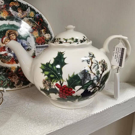 The Holly and The Ivy Teapot & Lid