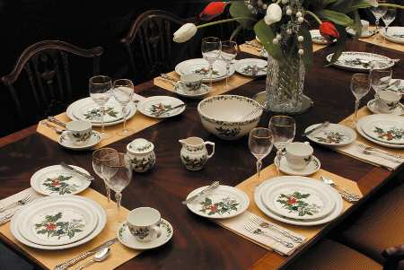 The Holly and The Ivy 45 Piece Estate Set