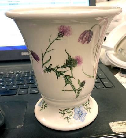 The Queen's Hidden Garden 6" Cachepot/Vase