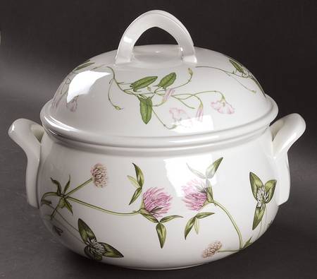 The Queen's Hidden Garden 4 Quart Round Covered Casserole