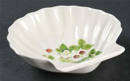 Summer Strawberries Shell Shaped Dish