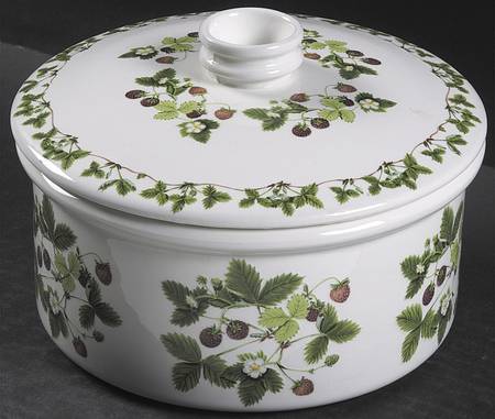 Summer Strawberries 1.5 Qt Round Covered Casserole