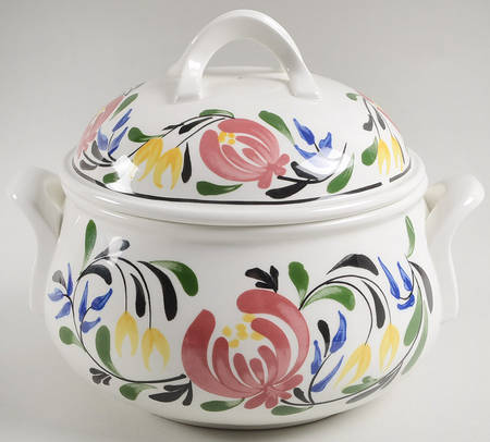 Welsh Dresser 2.5 Qt Romantic Round Covered Casserole