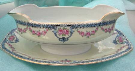 PUN12 Gravy Boat with Attached Underplate