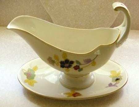 10882 Gravy Boat & Underplate
