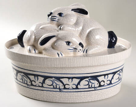 Dedham Rabbit 2.5 Quart Oval Covered Casserole