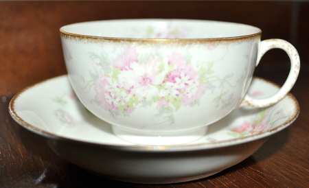 POY177 Footed Cup & Saucer Set