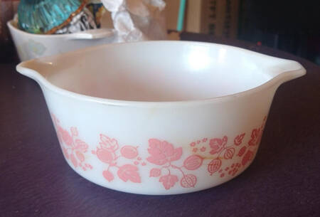 Gooseberry Pink 1.5 Quart Round Casserole No Lid