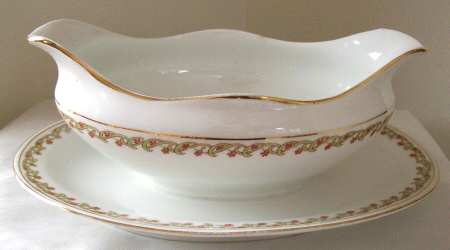 POP142 Gravy Boat with Attached Underplate