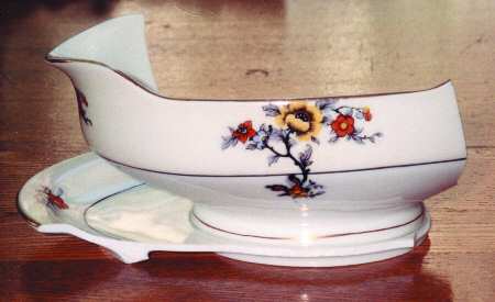 PHE29 Gravy Boat with Attached Underplate