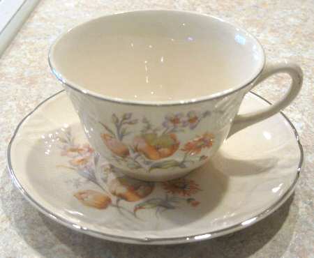 Gladiola Flat Cup & Saucer Set