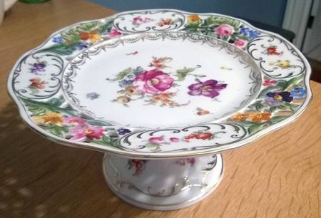 PUN62 Footed Cake Plate