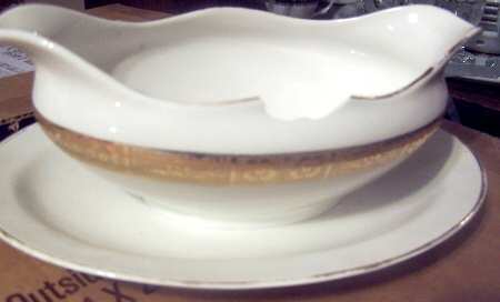 POP166 Gravy Boat with Attached Underplate