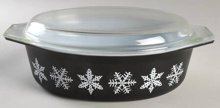 Snowflake (Charcoal) 2.5 Quart Oval Covered Casserole