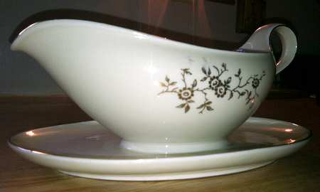 PLN8 Gravy Boat with Attached Underplate