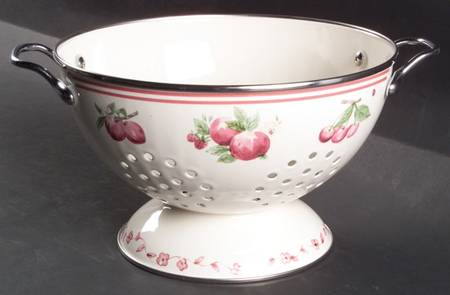Delicious 3 Quart Metal Colander