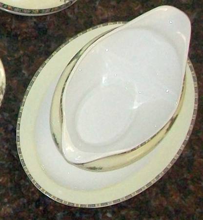 POP204 Gravy Boat with Attached Underplate