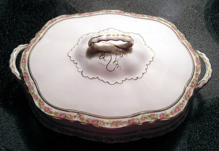 2222 Oval Covered Vegetable