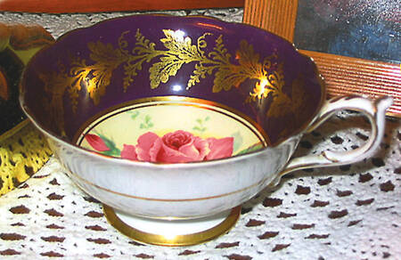 G7048-3 Footed Cup