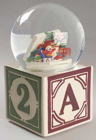 Holiday Garland Snow Globe
