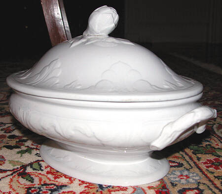 Fleur de Lis Oval Covered Vegetable