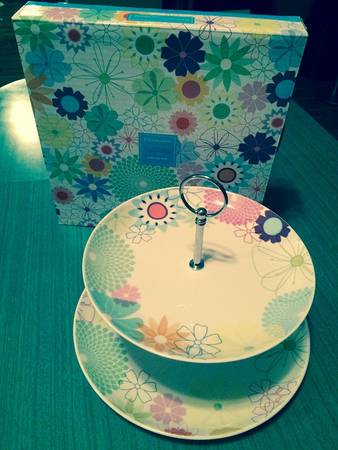 Crazy Daisy 2 Tiered Serving Tray (Dinner & Salad Plate)