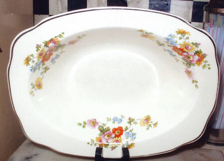 Daisy 9" Oval Vegetable Bowl