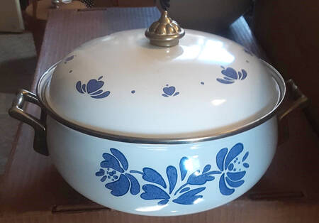 Yorktowne 4.5 Quart Metal Covered Casserole