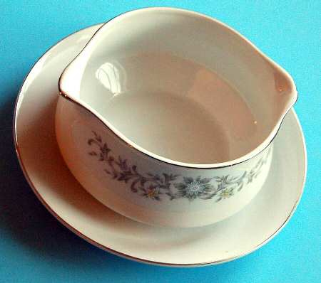 Bluegrass Gravy Boat with Attached Underplate