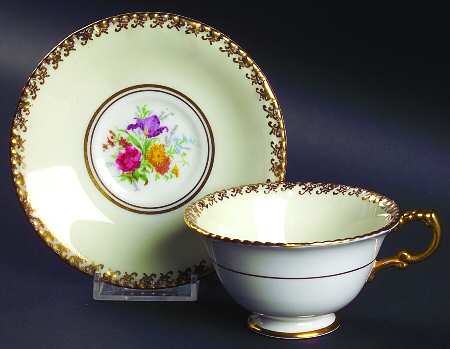 Z876-1 Footed Cup & Saucer Set