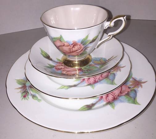Six World Famous Roses (Newer) Footed Cup & Saucer Set